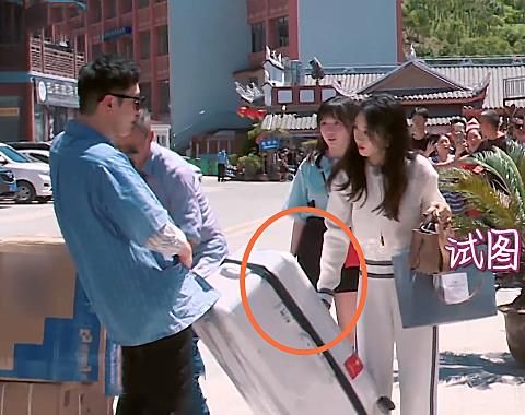  黄晓明|黄晓明在安排如何运行李时，赵丽颖的做法亮了，素质不是装出来的