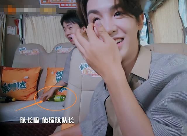  期节目|见到邓伦上车后，郭麒麟默默做的小动作引关注，暴露真实家庭素养