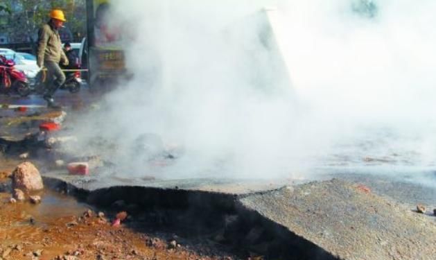 地面|地面一瞬间爆裂开,下一秒能跑多远跑多远,镜头拍下全过程!