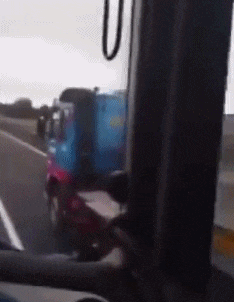  一旁|搞笑GIF：新郎抱伴娘，新娘在一旁，看来这婚是结不成了