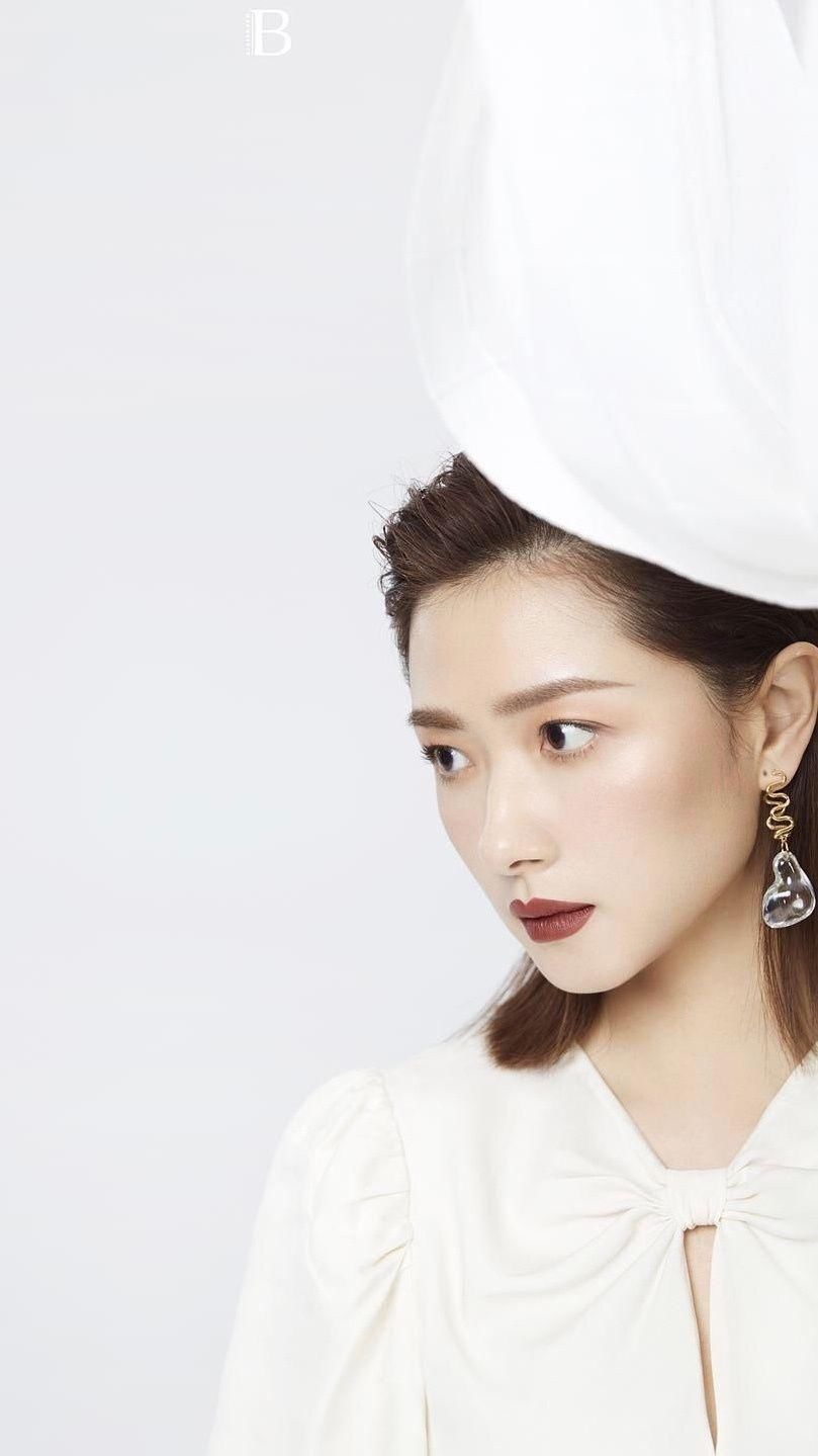 油腻|万茜公演ending动作抹嘴唇，被吐槽太油腻了，人设大翻车