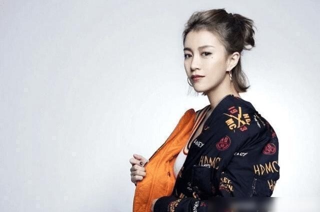  如今|她曾和《好声音》冠军失之交臂，如今却远超张碧晨，身价已上亿