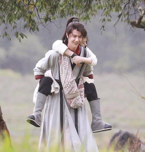  到底|“乐华太子爷”王一博的体面背后，到底有多少心酸和狼狈