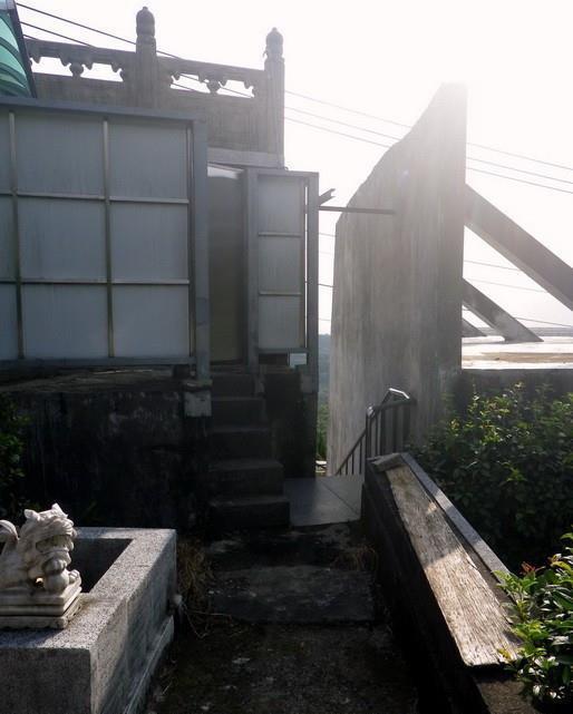 台湾|台湾古龙墓地:寒酸简陋,墓碑上4个字令人叹息