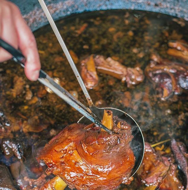 种卤|20岁小伙卖这锅煮了40年的汤,每人最多买一勺,每天只卖半锅