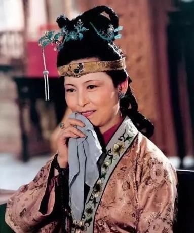  贾母|王熙凤卖乖讨巧，却触动贾母的怨愤往事，当众让王夫人下不来台