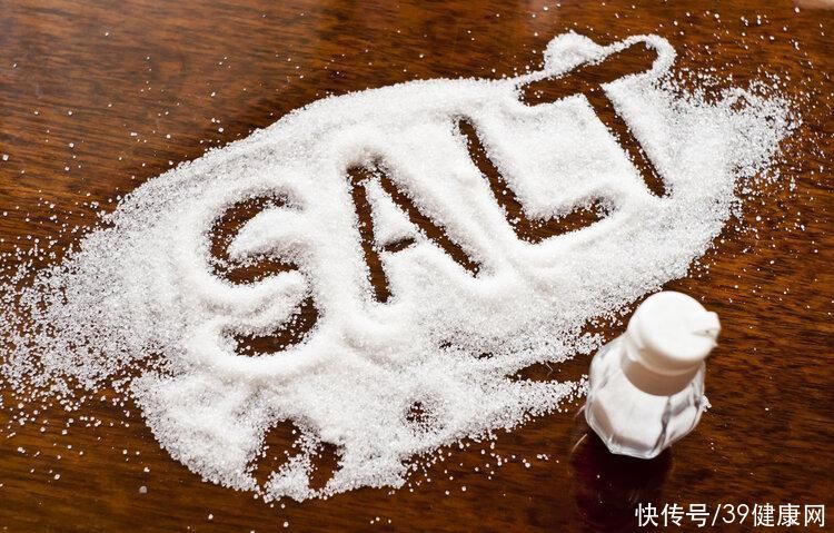高血压不想脑出血要远离4种食物(听一句劝：高血压不想脑出血，4种食物要少碰，再馋都要忍住)