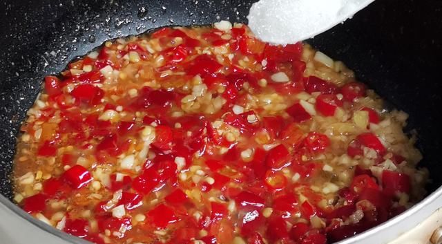  香辣|做“剁椒鱼头”时，记住这3个要点，鱼头香辣爽口，没有土腥味