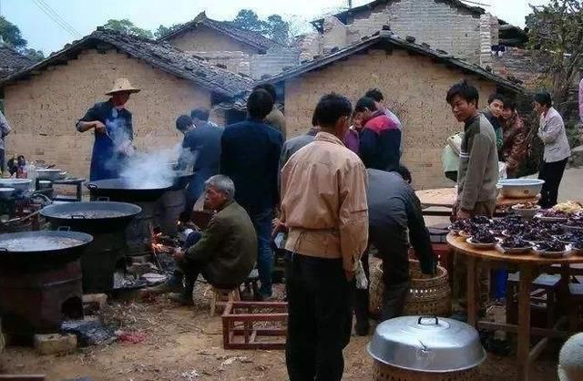  农村|农村宴席上，厨师用塑料薄膜蒸菜，你敢吃吗？对此你怎么看？