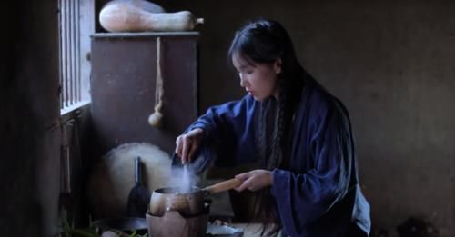  李子|李子柒做板栗炖鸡！看清无滤镜下照片后，网友：白给都不吃！