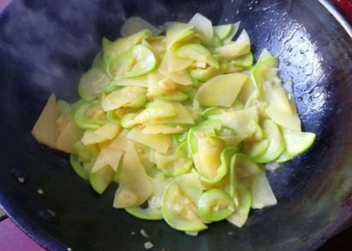  西葫芦|小暑过后，宁可少吃猪肉，也要多吃此菜，钙质是牛奶3倍，越吃越瘦