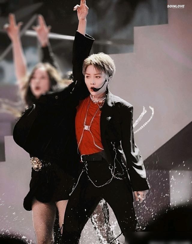  火力|THE9组团的首场演出，虞书欣的开场非常精彩，喻言的火力十足