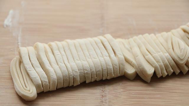  开胃|夏天最爱的手擀面，搭配一碗酱汁，开胃又解馋，吃了2碗不过瘾！