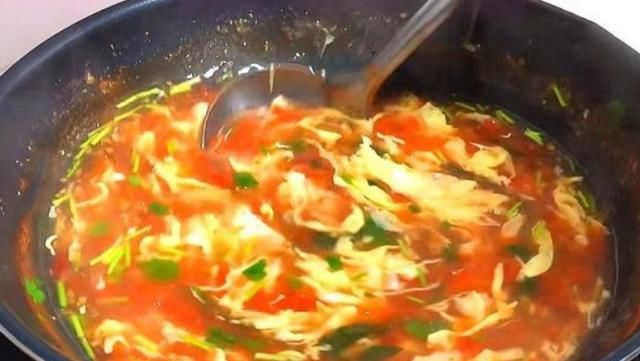  漂亮|做西红柿鸡蛋汤，掌握好勾芡和调味顺序，蛋花漂亮，味道酸甜鲜美