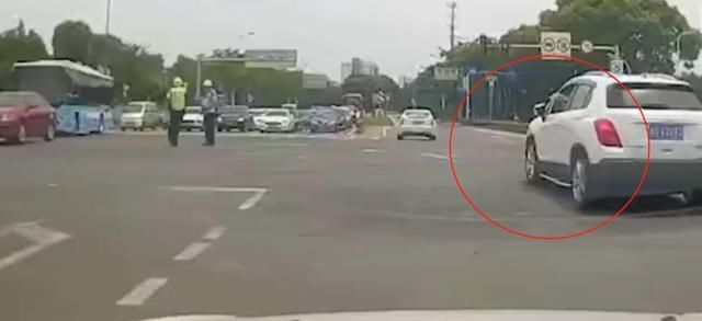  交警|SUV向执勤交警扔东西，看到被扔物品后，网友：好人一生平安