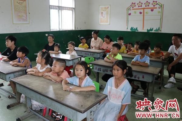  孩子们|汝州山村教师陈爱香：独力撑起教学点 一人带了28个娃