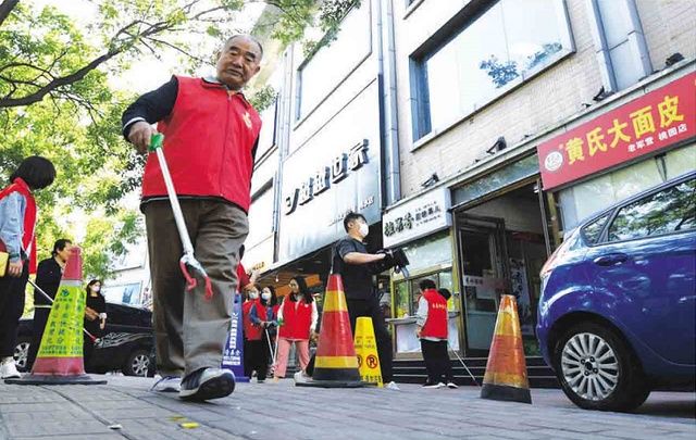 共传递|太原：提升市民文明素质 烟头不落地文明共传递