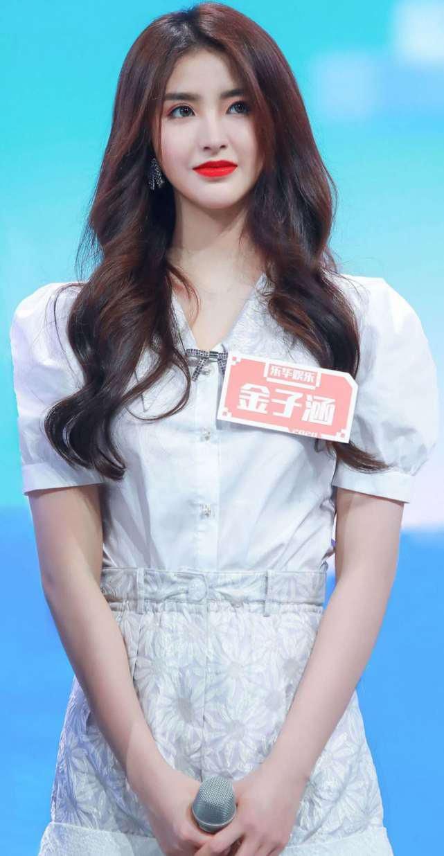  快本|《快本》最新动态：虞书欣为黄晓明采耳，黄明昊争当THE9MV男主