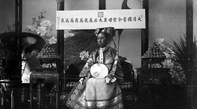 缠足|孙殿英手下的士兵回忆,慈禧是“半落子”脚,引发身世之谜