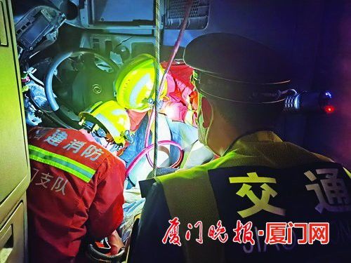  驾驶员|爆胎侧翻 司机被困驾驶室