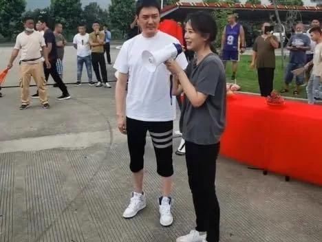  天天向上|赵丽颖与王一博共喝一碗汤引热议，网友调侃：冯绍峰不会吃醋吗？