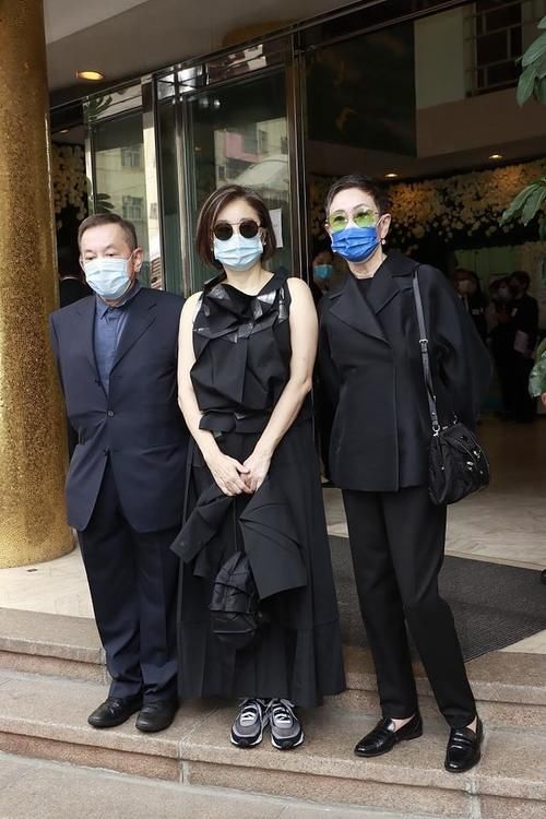  身材|施南生送别赌王，一头短发穿素衣69岁身材风韵犹存，奶奶变阿姨了