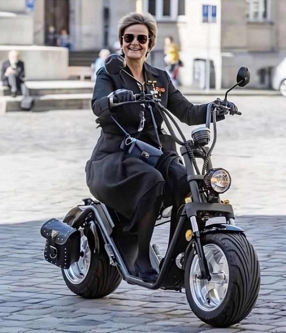 机车|60岁朋克王妃穿长裙骑机车,20岁嫁54岁王子,儿子秃顶颜值成迷