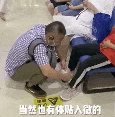  玩游戏|孕妇站着排队，丈夫坐着玩游戏引众怒：明明结了婚，怎么还要全靠自己？