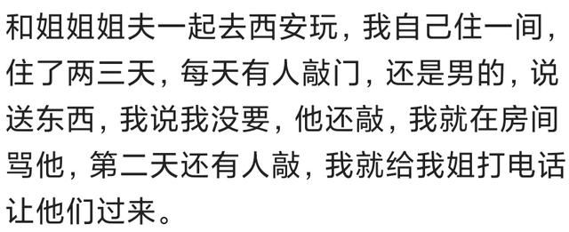 个女|去公共卫生间上厕所，一拉开门看见个女的蹲在那，吓得我赶紧跑了