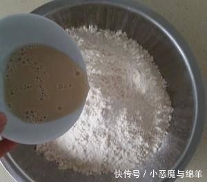 简单|两分钟学会生煎包的做法,简单易学,皮软底脆,咸香多汁