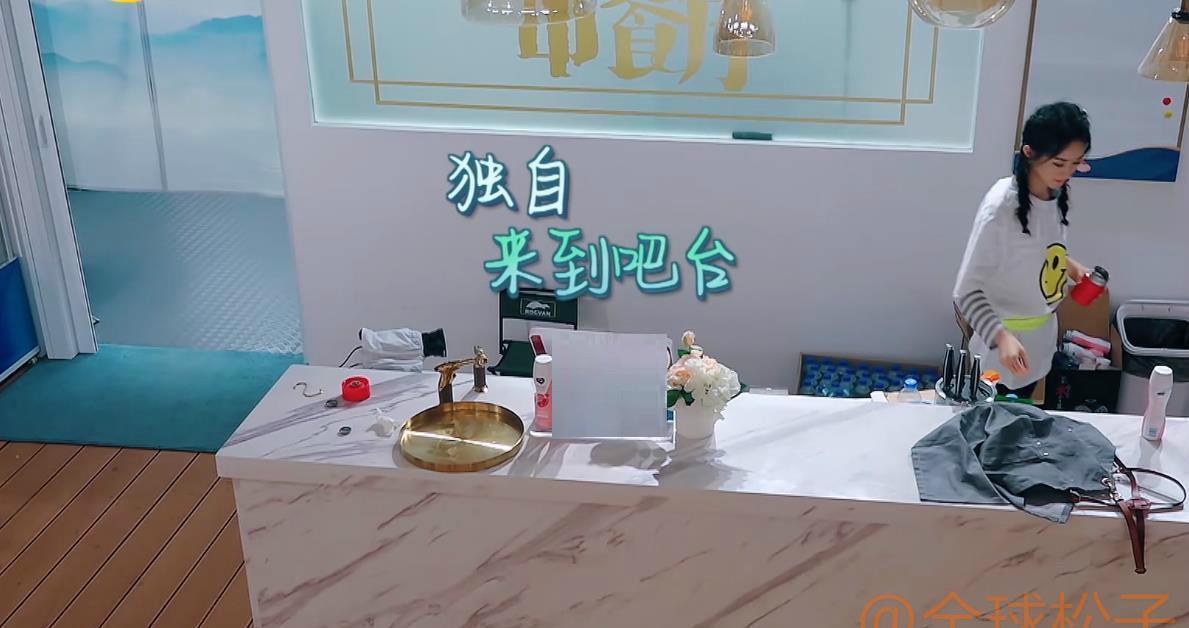 脸色|《中餐厅》赵丽颖将情绪写在脸上,动不动“甩脸色”?