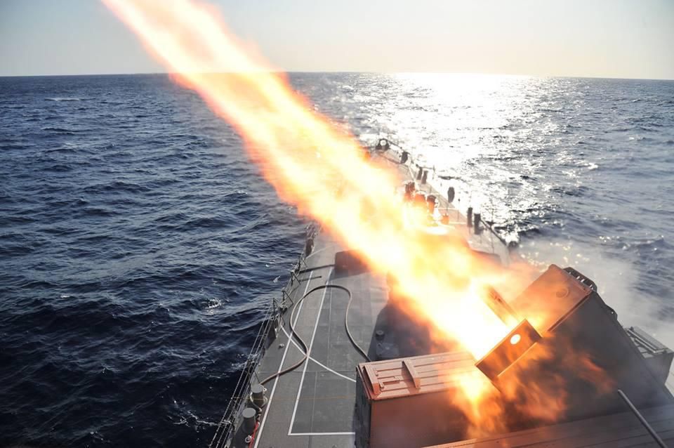  海自|美航母遭导弹锁定后，日舰不顾警告率先逃离，接下来一幕很有趣