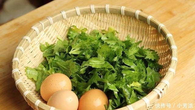鸡蛋|芹菜叶不要再丢了,教你最简单的家常做法,5分钟出锅,超简单