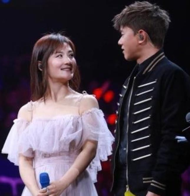  青春|青春芒果夜正式官宣：蔡徐坤压轴出场，张杰谢娜有望同台，半个姐姐团都来了