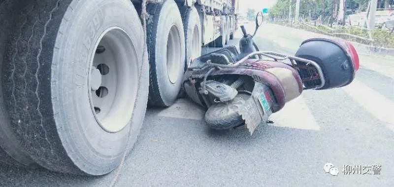  碾压|两客一危一货丨惊险！柳长路大货车追尾，电动车瞬间被碾压…