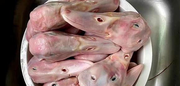  卤鸭|教你秘制香卤鸭头，绝味香辣两斤不够吃，邻居都闻到卤水的香味