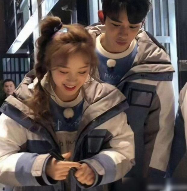  字幕|Baby和蔡徐坤组情侣，一旁的字幕亮了，网友：这么怕黄教主？