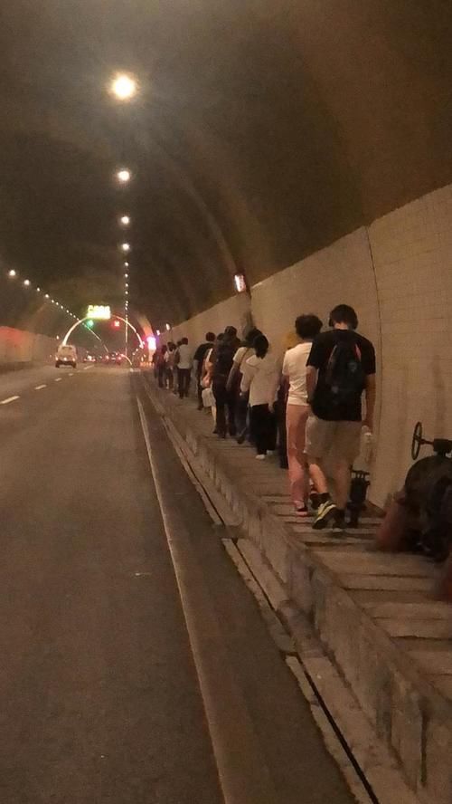  隧道|危险！大客车高速抛锚，28人被困特长隧道