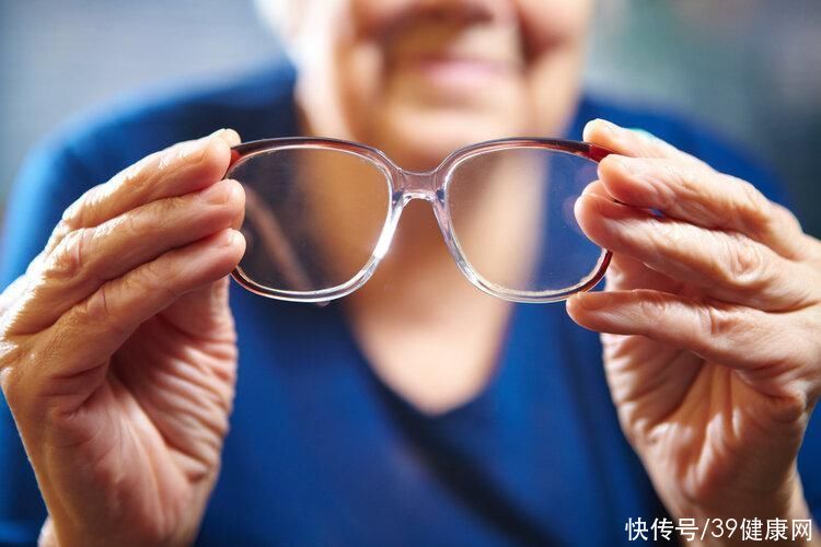 身体有癌眼睛先知有4种表现(体内有癌，眼睛先知？提醒：眼睛若有这5种迹象，尽早检查一下)