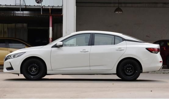  竞争|竞争轩逸帝豪，新宝骏轿跑轴距2米7，标配大屏车联网，不足6万