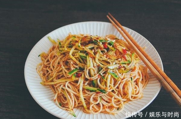 适量|夏天面条这样做，煮一煮拌一拌，酸辣开胃又解腻，一次两碗不够吃