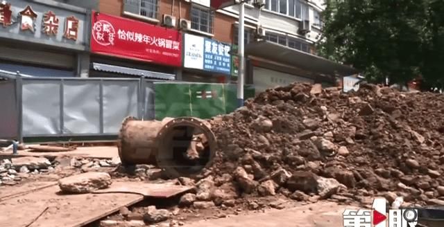  水柱|女子家中睡午觉 天上掉下来一块石头！接着……水柱喷射进来