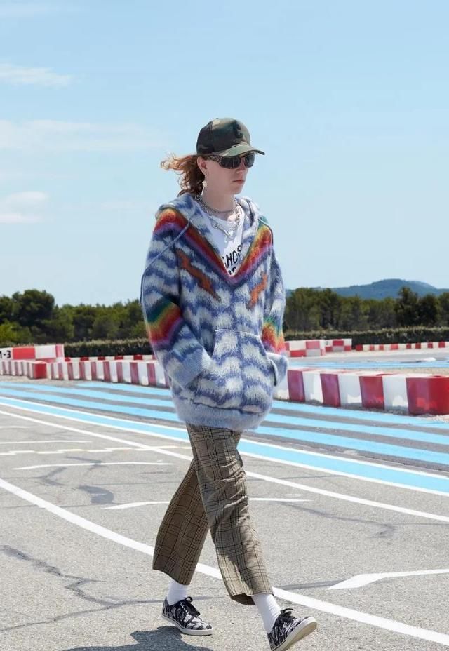 小哥|Lisa心头好牵手18岁男神小哥，人间芭比遗憾落选，粉丝哭了