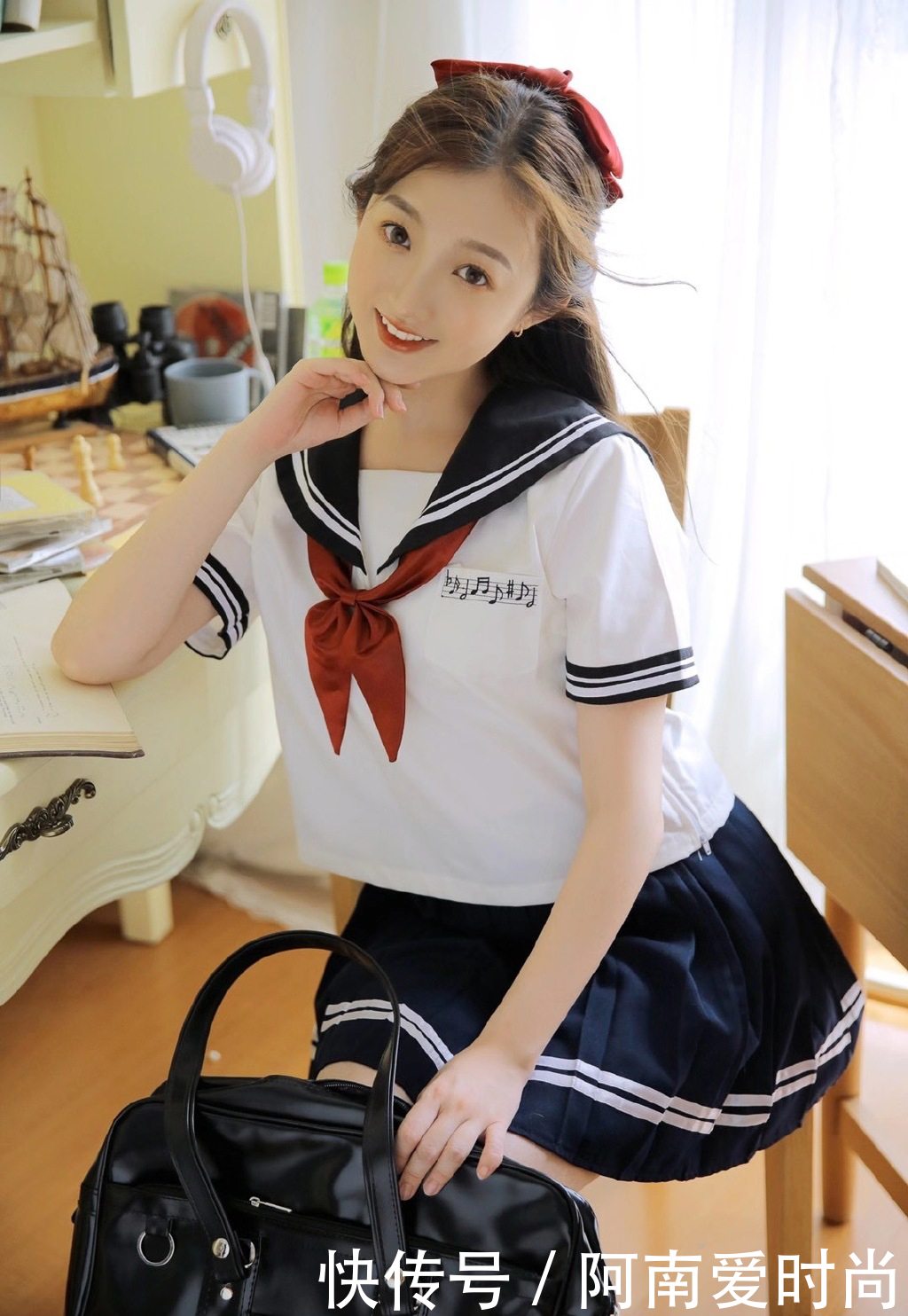 新晋网红女神写真相片曝光 性感水手服适可而止