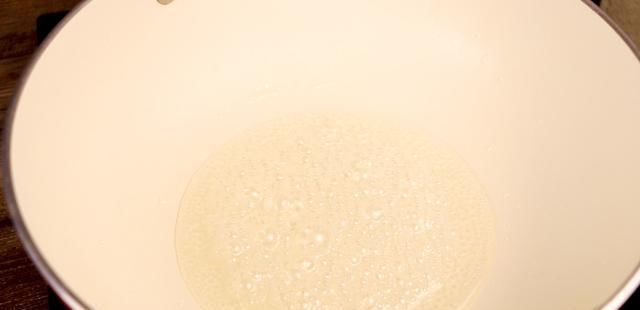  路上|花生搭配淀粉炒挂霜花生，上班肚子饿，下班路上吃的健康零食