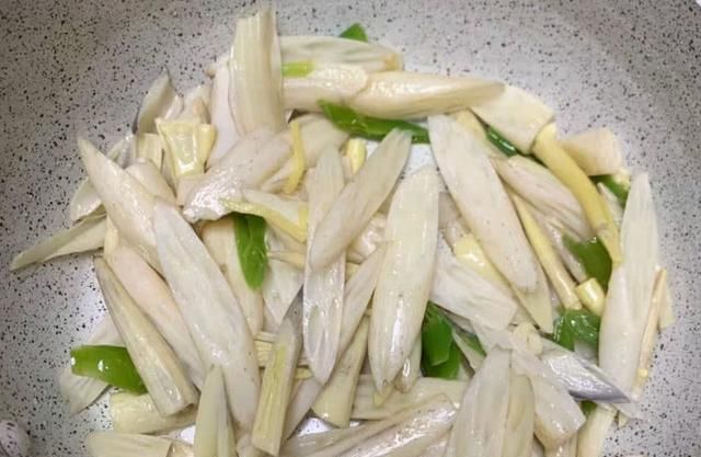  美食|三伏天多吃此菜，称“穷人版阿胶”，除老雀斑，润肤，补血又减龄