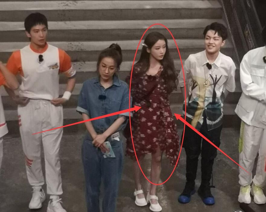  颜值|姜贞羽参加新综艺被路透，把生图放大五倍后，一下看出真实颜值