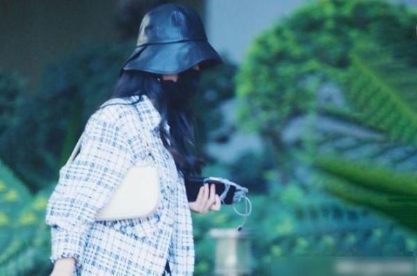  现身|赵丽颖被批没素质，吃饭翻菜曝光，被批后首现身，情绪低落状态差