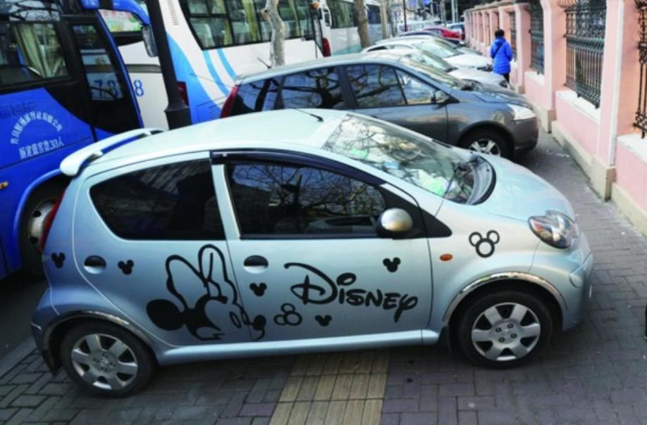 报复|乱停车堵在超市门口，老板用保鲜膜报复，车主开车时脸都绿了