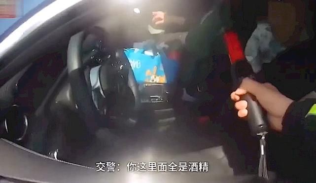  昨天|女司机遇交警查车忙辩解，不料孩子说漏嘴：他俩昨天喝酒了